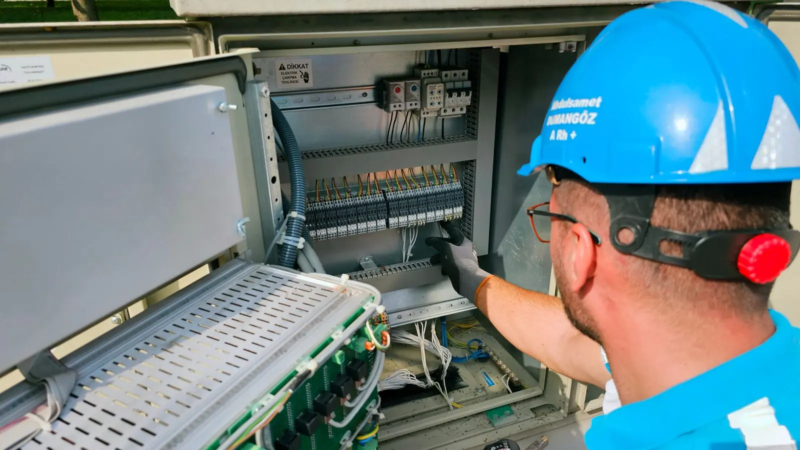Electrician at a fusebox — a West Midlands trades business we support